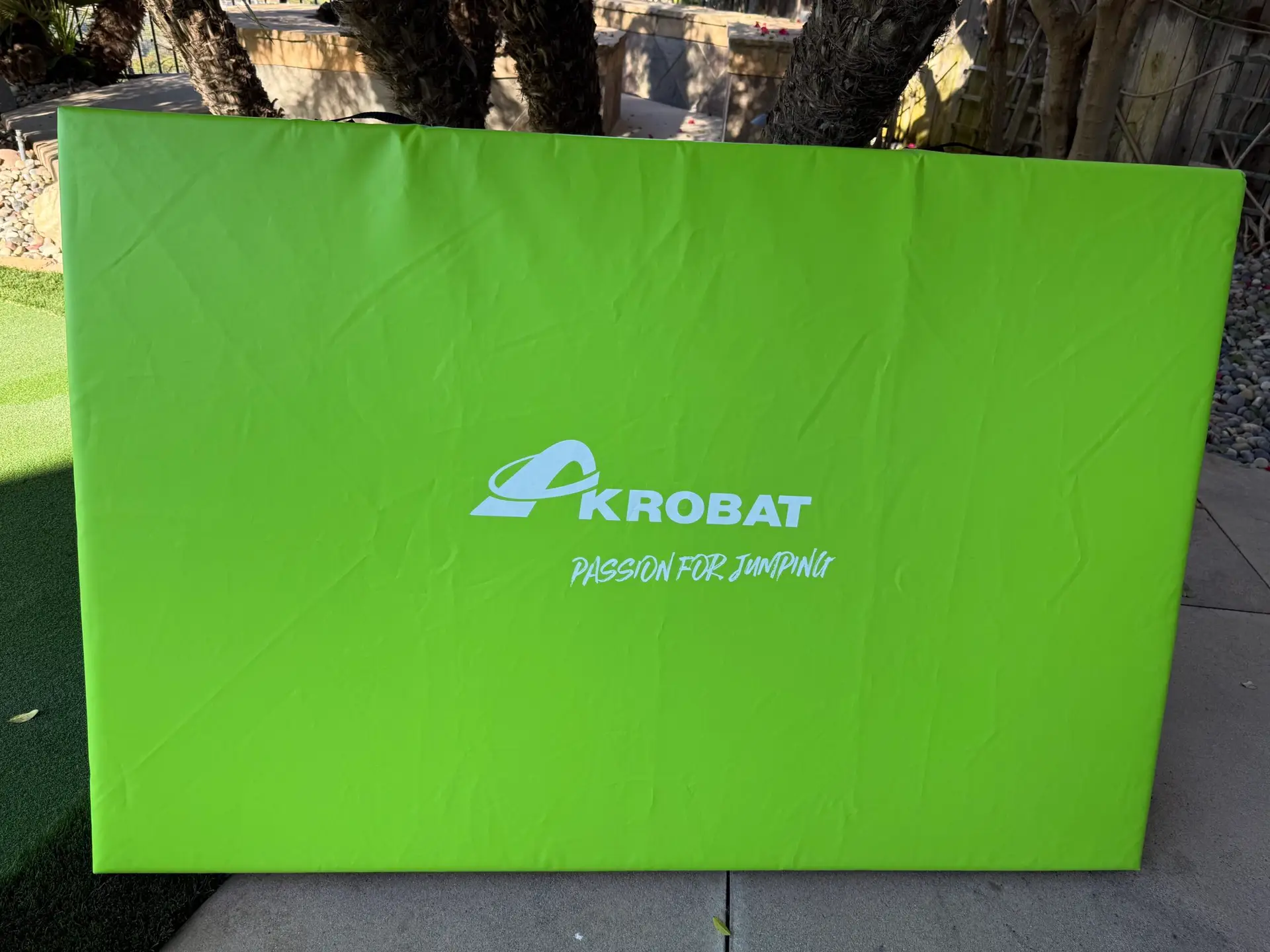 AkrobatUSA Landing Mat 7 A sleek kobat golf bag cover designed to protect and enhance the appearance of golf bags during transport.